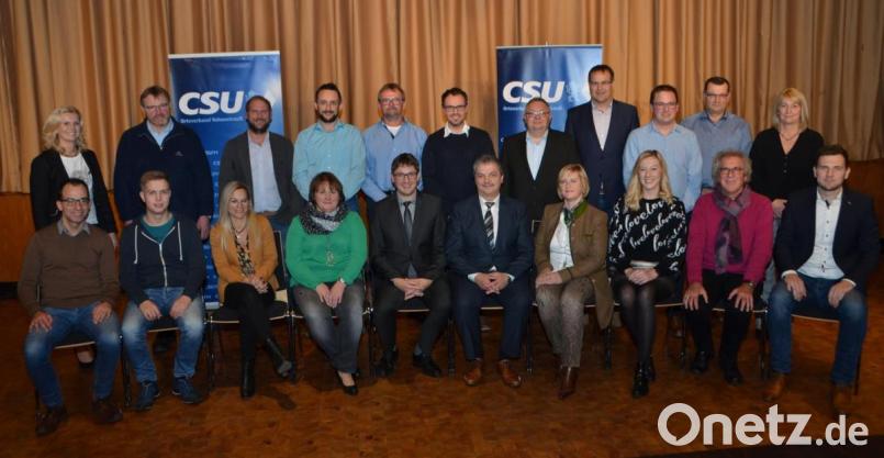 Jung und dynamisch präsentierte sich die CSU-Mannschaft bei der Nominierungsversammlung in der Stadthalle. Spitzenkandidat ist Andreas Wutzlhofer (sitzend, Fünfter von rechts) und Ersatzkandidat Uli Münchmeier (sitzend, Fünfter von links). Die Männer und Frauen sind zwischen 22 und 66 Jahre alt. Bild: dob
