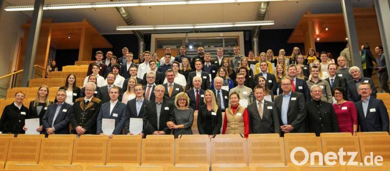 Für das Deutschlandstipendium-Förderjahr 2019/2020 werden 47 Stipendiatinnen und Stipendiaten von Unternehmen, Stiftungen und Vereinen unterstützt. Bild: Wiesel/OTH Amberg-Weiden/exb