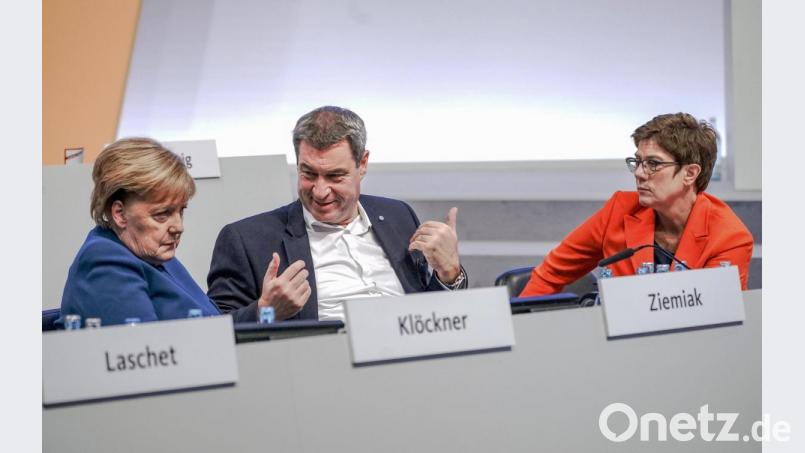 CSU-Chef Markus Söder zwischen Bundeskanzlerin Angela Merkel (links) und CDU-Chefin Annegret Kramp-Karrenbauer. Bild: Michael Kappeler/dpa