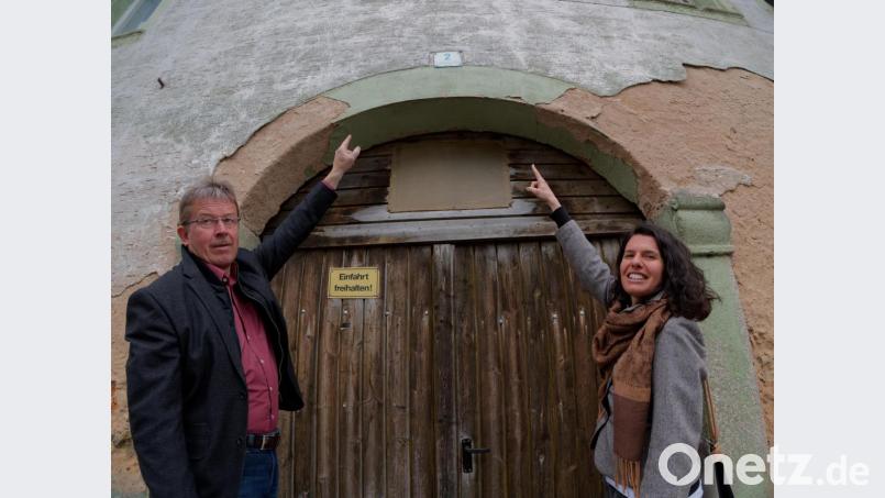 Alfred Wolf und Ida Petioka vor dem Ackerbürgerhaus. Ende kommenden Jahres soll die Sanierung abgeschlossen sein. Bild: tr