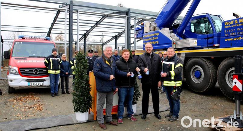 Mit einem keinen Heb-Fest-Hellem stoßen (von links) Bürgermeister Günter Stich, Simon Bergler, Landrat Andreas Meier und Kommandant Felix Müller auf den aktuellen Bauabschnitt an. Bild: mef
