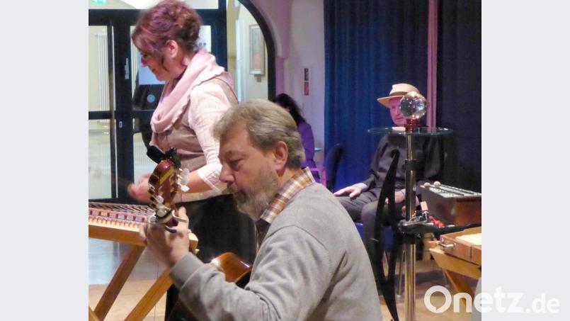 Cornelia Gurdan und Hermann Lang liefern mit märchenhaften Melodien das musikalische Ambiente. Bild: Schönberger, Ferdinand [fsb]