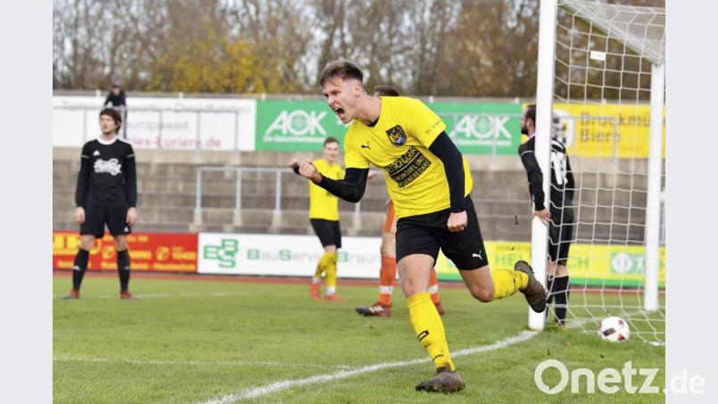 57. Spielminute: Der linke Amberger Innenverteidiger Mario Schmien bejubelt euphorisch sein wunderschönes Kopfballtor zum 3:0, nach einer Ecke von Kapitän Heiko Giehrl. Bild: Ziegler