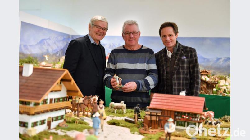 Laden ein zur Sonderausstellung „Fast vergessene Marktredwitzer Krippen“ im Egerland-Museum (von links): Bürgermeister Horst Geißel, „Kripperer“ Albin Artmann und Museumsleiter Volker Dittmar. Bild: Florian Miedl/fph