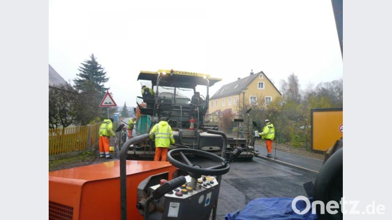 Die Asphaltdecken waren mit der letzte Teil der Straßenbauarbeiten in Luhe. Nun kann der Verkehr wieder rollen. Bild: bey