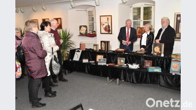 Stadtrat Hans Forster, Iwona Reichel und Werner A. Reichel begrüßen bei der 10. Vernissage der Künstlerin zwei Dutzend Besucher in der Galerie im Alten Schulhaus. Bild: hcz