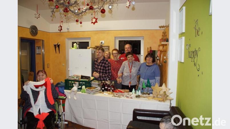 Einrichtungsleiter Christian Hien (rechts, hinten) freute sich mit Mitarbeitern und Heimbewohnern über den guten Zuspruch aus den Reihen der Bevölkerung beim Adventsbasar. Bild: mmj