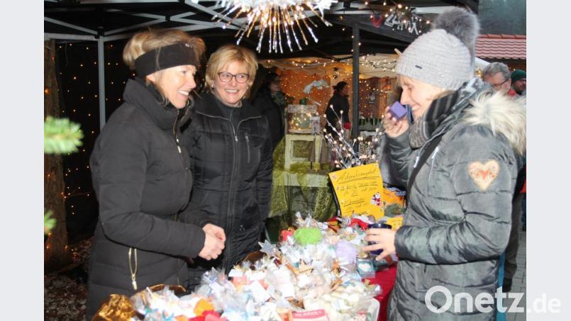 &quot;Riecht gut&quot;, findet Tanja Janker. Darüber freuen sich Brigitte Portner und Maria Träger (von links). Bild: pi