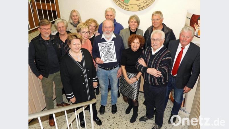 Der Oberpfälzer Kunstverein befindet sich auf einem sehr guten Weg. Darüber freuen sich Irene Fritz (zweite Reihe, Dritte von rechts), ihr Vorstandsteam, ausgezeichnete Vereinsmitglieder und Gäste aus der Politik. Bild: Winkler