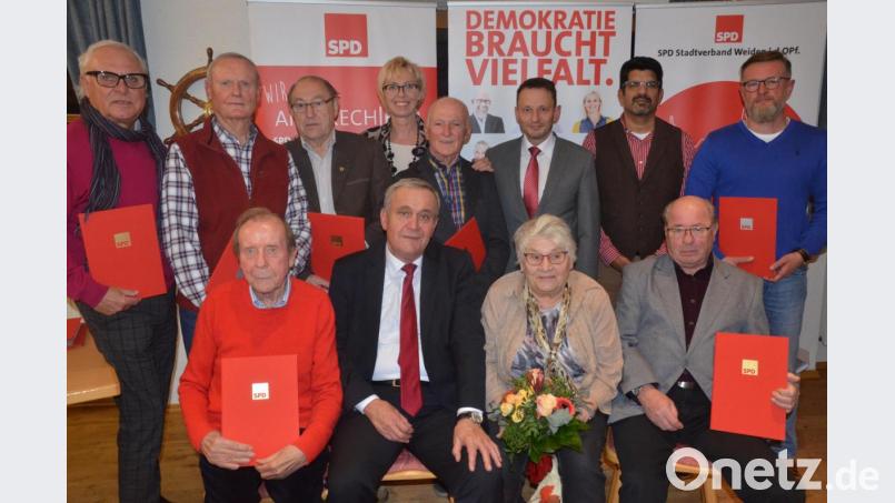 Der SPD-Stadtverband ehrt Jubilare und spricht gleichzeitig Jens Meyer seine Unterstützung zu. Bild: Kunz