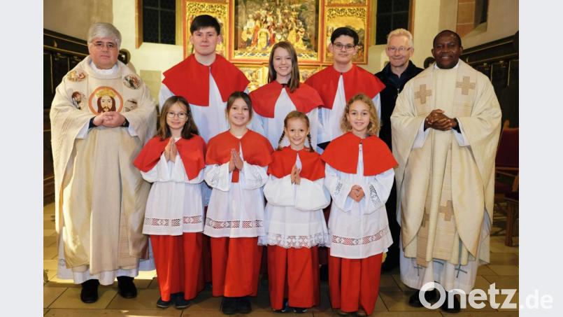 Vier Mädchen verstärken künftig die Ministrantenschar der Pfarrei St. Laurentius. Das Bild zeigt die Neuzugänge (ersten Reihe) mit Stadtpfarrer Thomas Jeschner, die Oberministranten Dominik Kämpf, Lea Trummer und Sebastian Schrembs, Pastoral-Referenten Alfred Kick und Vikar Victor (von links) Bild: do