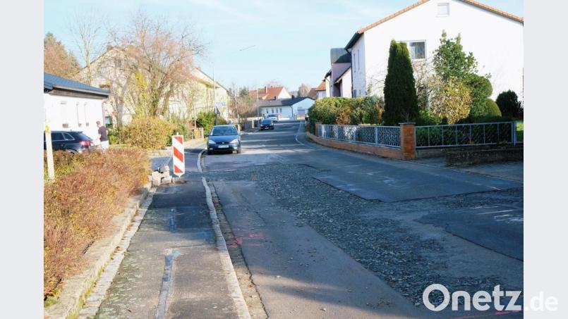 Zirka 350.000 Euro nimmt die Stadt in die Hand, um die in die Jahre gekommene Hopfenoher Straße zu erneuern. Doppelte Freude besteht für die Anlieger. Eine Kostenbeteiligung entfällt. Bild: do