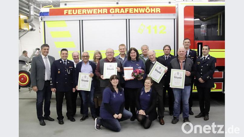 Die Grafenwöhrer Feuerwehr ist stolz auf ihre treuen Mitglieder. Bürgermeister Edgar Knobloch und Vorsitzender Alexander Richter (Erster und Zweiter von links) überreichen im Beisein vieler Gäste einigen Kameraden für ihre langjährige Vereinstreue Urkunden. Bild: jma