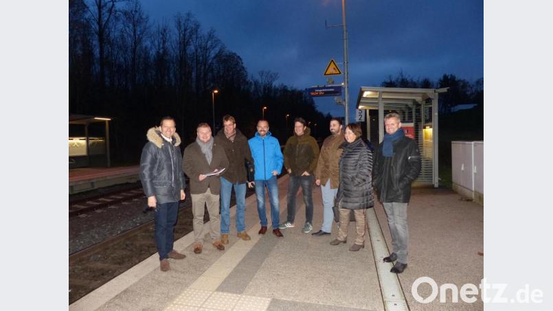 Einige Gemeinderatsmitglieder und -kandidaten treffen sich mit Albert Rupprecht (links) am Bahnhaltepunkt in Altenstadt/WN, Eingeladen dazu hat CSU-Ortsvorsitzender Dominik Baschnagel. Bild: hme