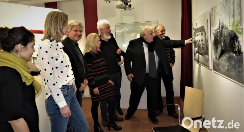Bei der Finnissage nutzte auch Zweiter Bürgermeister Peter Gold (Zweiter von rechts) die Gelegenheit zu einem Gespräch mit den Künstlern über ihre Werke. So etwa über Toni Eichingers Bild „Tirschenreuth Flurnummer 185“. Das alte Gebäude mit den Arkaden soll saniert werden, aber ohne Nutzung bleiben. Bild: ubb