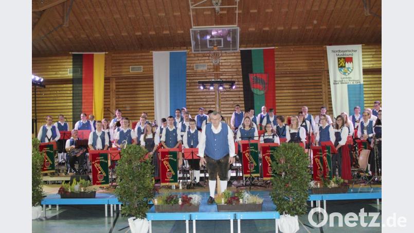 Dirigent Alfons Steiner und seine Jugendblaskapelle stellen sich vor. Bild: Schönberger, Ferdinand [fsb]