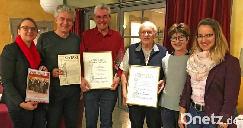 Mit einem „Goldenen Kontakt“ wurden Willi Meyer (Dritter von links) und Jochen Wolfrum (Dritter von rechts) als Initiatoren der ersten Stunde von Robert Lindner (Zweiter von links) und Eli Dreßler (Zweite von rechts) ausgezeichnet. Sabrina Lacher (links) und Sara Müller (rechts) haben die vergangene Ausgabe erstellt. Bild: mef