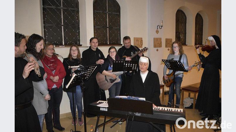 Bunt "zusammengewürfelte " Musikgruppe für die Lobpreislieder. Bild: sck