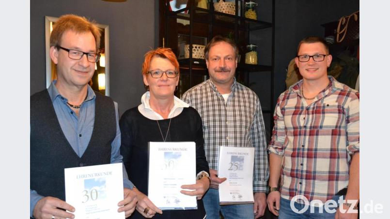 Die geehrten Mitarbeiter der Firma Haustechnik Hopf (von links) Alexander Ott, Claudia Reichenberger, Franz Eckstein und Geschäftsführer Martin Schneider. Bild: pz