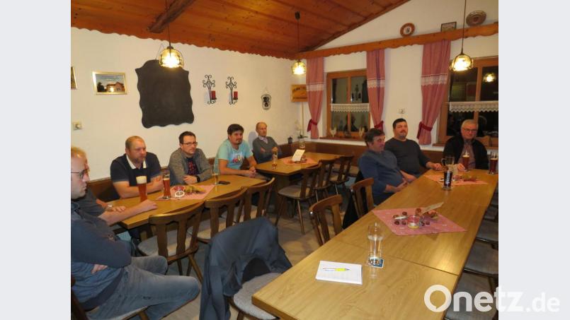 Die Bürger aus Altensteinreuth und Zinst ließen sich von Rathauschef Günter Kopp umfassend Bericht erstatten. Bild: jsa