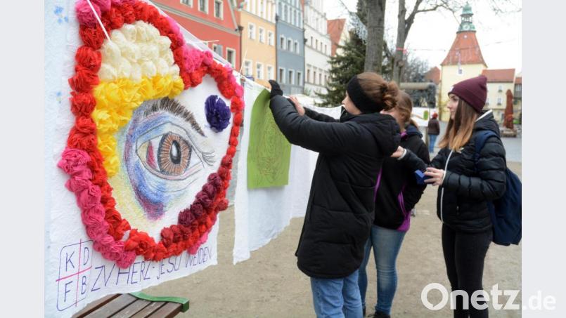 Aktion &quot;Rosen statt Veilchen&quot; in der Weidener Fußgängerzone.. Bild: rg