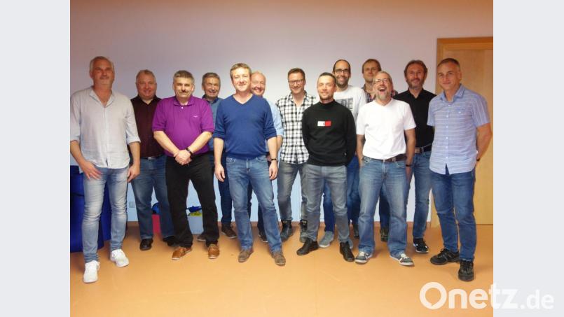 Die ausgezeichneten AH-Mitglieder mit DJK-Vorsitzendem Markus Bauer und Bürgermeister Markus Dollacker (von links). Bild: tra