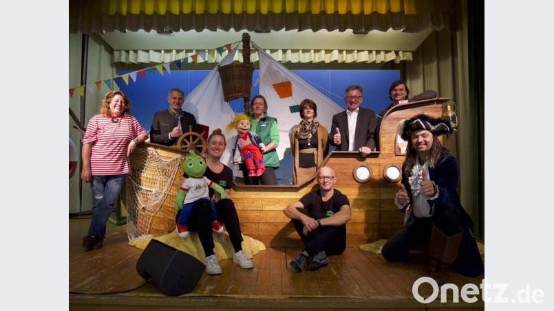 Mit einem Puppentheater klärte die AOK im Mitterteicher Josefsheim über gesunde Ernährung auf. Auf dem Programm stand das Stück „Jolinchens Seereise“. Auch der Mitterteicher Bürgermeister Roland Grillmeier (Zweiter von links) informierte sich über die Aufführung und mischte sich in einer Pause kurz unter die Puppenspieler. Bild: exb