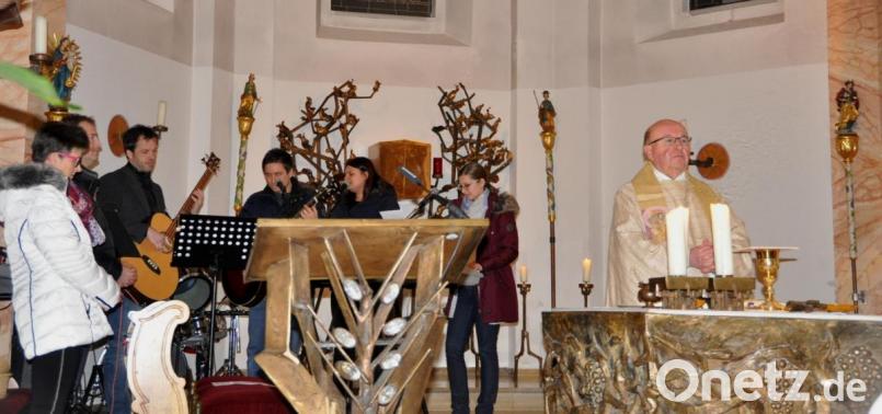 Die Tännband begleitet musikalisch den Kolping-Gedenkgottesdienst, den Präses Wilhelm Bauer zelebriert. Bild: es