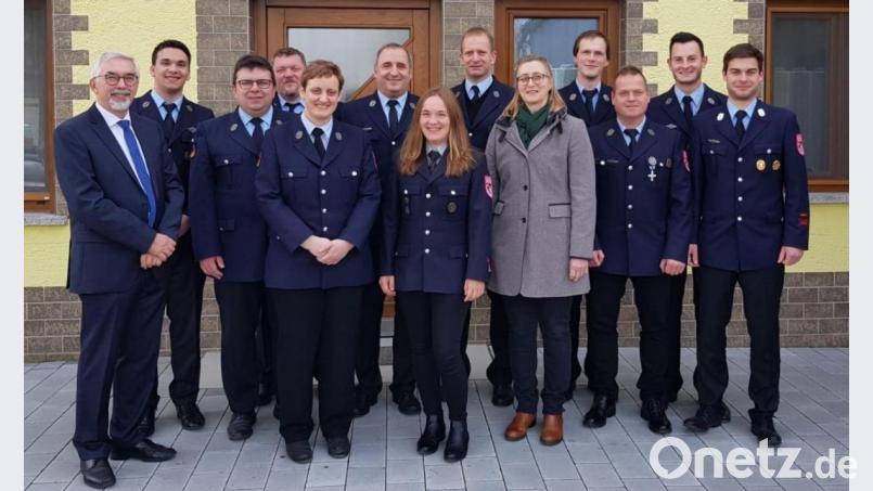 Bürgermeister Manfred Rodde (links) gratulierte dem Verwaltungsrat zur Wahl. Im Bild von von links: Felix Hermann, Georg Bronold, Christian Geiger, Doris Graf-Eichhammer, Martin Schart, Miriam Hierold, Jürgen Schanderl, Gabriele Hermann, Tobias Emmel, Jürgen Schnellinger, Michael Karl und Florian Schanderl. Bild: exb
