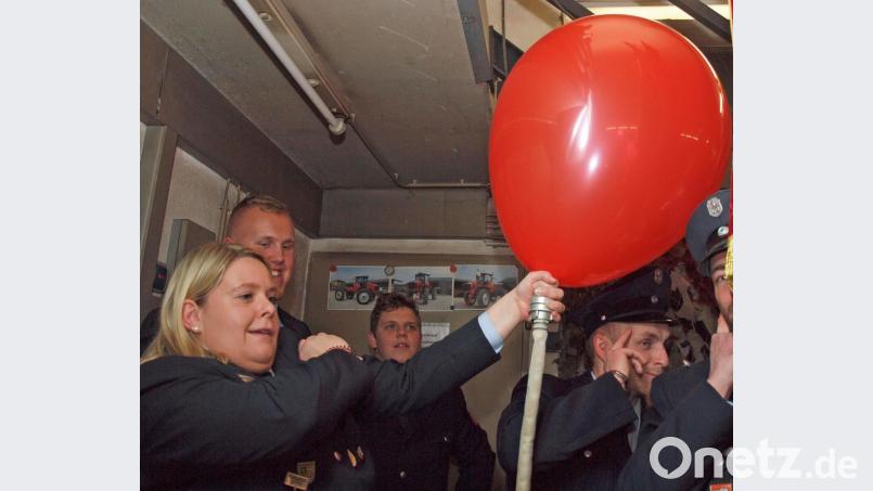 „Gleich wird der Luftballon platzen“ ist Andrea Reiser überzeugt – und etliche Feuerwehrmänner schützen schon mal ihre Trommelfelle. Bild: sön