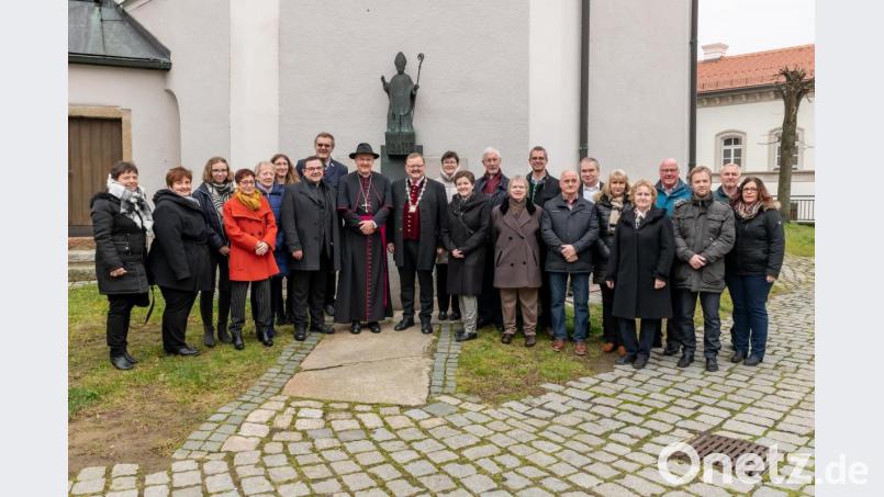 Zum Pastoralbesuch kam Bischof Rudolf Voderholzer am Sonntag in der Pfarrei Bärnau. Im Bild der Bischof mit den Gästen und Vertretern der Vereine. Bild: ws-fotografie, wms