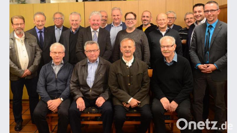 Der neugewählte Vorstand der Ortsverkehrswacht Weiden mit den Ehrengästen. Bild: Kunz