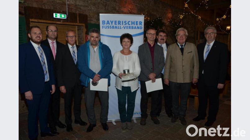Mit dem DFB-Sonderpreis, einer Urkunde und einer Uhr wurden Richard Staufer (DJK Ensdorf, 4. von links), Heidi Rösl (SV Hahnbach, 5. von links) und Richard Falk (DJK Ehenfeld, 6. von links) aus dem Teilkreis Amberg ausgezeichnet. Dazu gratulierten neben Staatsminister Albert Füracker (2. von links) Bezirksvorsitzender Thomas Graml, Burkhard Graf Beissel von Gymnich und BFV-Kreisvorsitzender Albert Kellner (von rechts) sowie Kreis-Ehrenamtsbeauftragter Christoph Kellner. Bild: dob