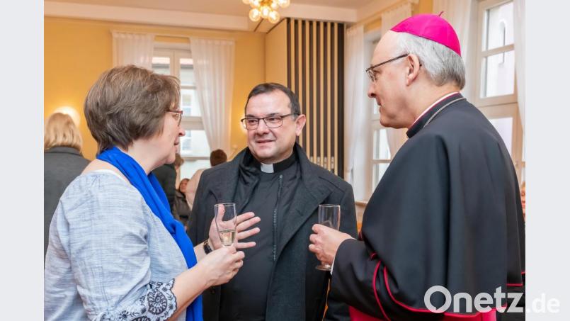 Bischof Rudolf Voderholzer (rechts) nahm sich im Jugendheim auch Zeit für persönliche Gespräche. Bild: ws-fotografie, wms