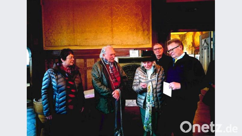 Besuch der Rheuma-Liga auf Schloss Stein bei Nürnberg mit Gräfin Felicitas von Faber-Castell und ihrem Mann Tschommer Wagner (Dritte und Vierter von links), Vorsitzender Helen Werner (links), Organisator Reinhold Werner (rechts) sowie Zweiter Vorsitzender Gerd Kimmel. Bild: exb