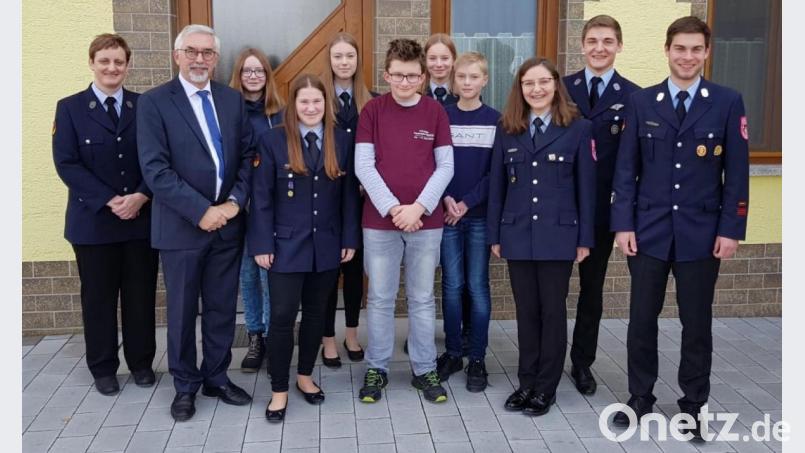 Besonders gewürdigt wurden Mitglieder, die Jugendprüfungen absolvierten oder befördert wurden. Im Bild von links: Doris Graf-Eichhammer, Bürgermeister Manfred Rodde, Lucia Schanderl, Eva Hermann, Mina Hermann, Michel Bronold, Sofia Schanderl, Mathias Hermann, Veronika Schart, Kilian Schart und Florian Schanderl. Bild: exb