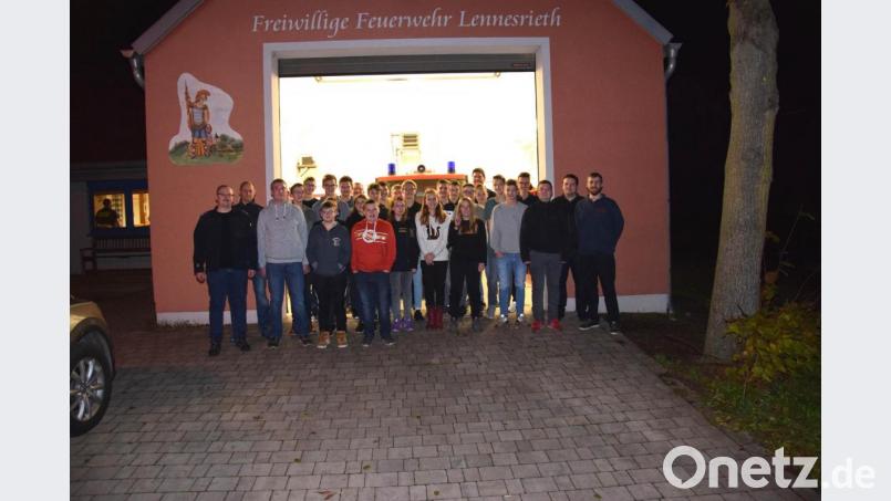Kreisbrandmeister Matthias Schmidt (links) gratuliert allen Teilnehmern zur bestandenen Prüfung und dankt den Ausbildern für die gute Vorbereitung. Bild: fla