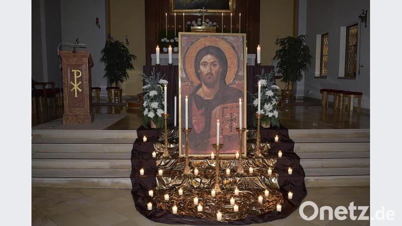 Das Christkönigsbild mit den Lichtern am Altar. Bild: sck