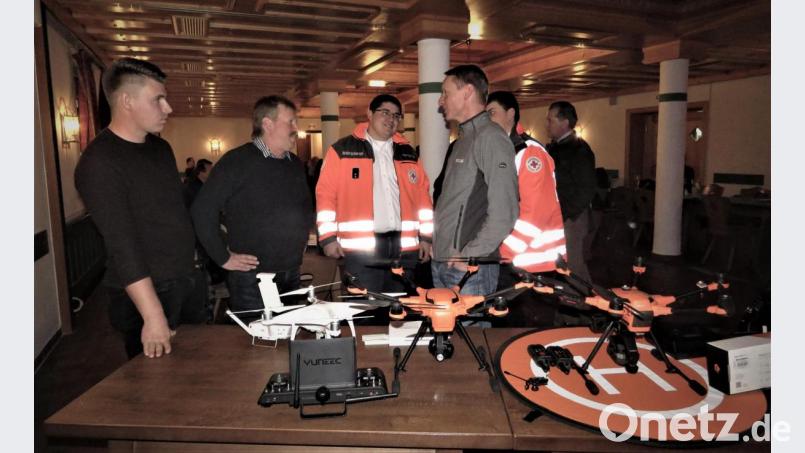 Am Demonstrationstisch bei den Drohnen fachsimpelten die Drohnenpiloten mit interessierten Gründungsmitgliedern über die Technik und die Anwendungsmöglichkeiten der Flugkörper. Bild: ubb
