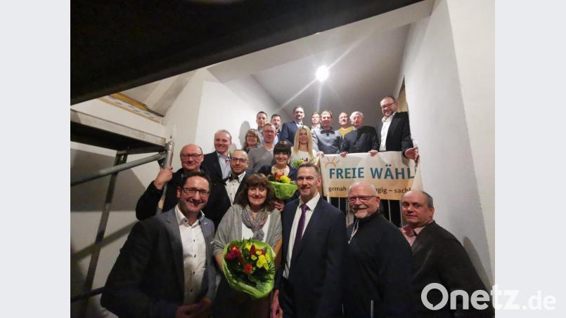 Thomas Riedel (vorne, Mitte) und 15 weitere Freie-Wähler-Kandidaten stellen sich am 15. März dem Votum der Eschenbacher. Zur Kandidatur gratulieren Landtagsabegordneter Tobias Gotthardt (vorne links), FW-Kreisvorsitzender Karl Meier (oben, Zweiter von rechts) und Landratskandidat Tobias Groß (oben, Dritter von links). Bild: rn
