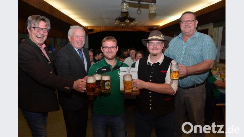 Festleiter Markus Werner (kniend, links) und Schützenmeister Daniel Biermeier (kniend, rechts) ließen sich für ihre Paten gerne auf die Knie nieder. Bürgermeister Reiner Gäbl, &quot;edelweiß&quot;-Schützenmeister Johann Gösl und Ehrenschützenmeister Hans Werner (von links nach rechts) bezeugten den festlichen Akt und stießen mit einem frischgezapften Bier an, das die Eslarner Abordnung als Patengeschenk mitbrachten. Bild: dob