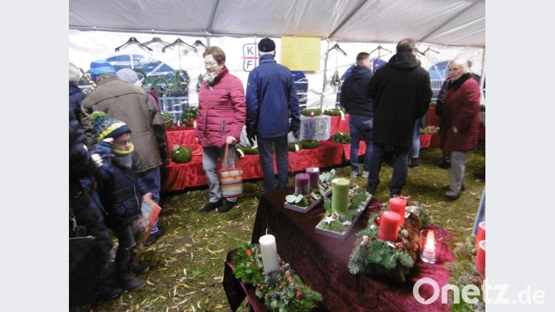 Frühe Vorfreude auf die Adventszeit dürfen die Besucher des Basars erleben. Bild: rgl