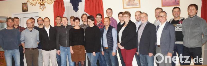 24 Bürger haben sich bereit erklärt, bei der Gemeinderatswahl für die Liste &quot;CSU-Engagierte Bürger für die Gemeinde Dieterskirchen&quot; zu kandidieren. Richard Brunner (Dritter von rechts) und Bürgermeisterkandidatin Anita Forster (Siebte von rechts) führen die Liste an. Bild: weu