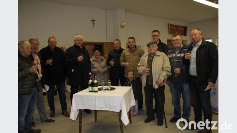 Der Vorsitzende des Geflügelzuchtvereins Schnaittenbach/Hirschau Gerhard Heindl (r.) stößt mit den Ehrengästen auf die Eröffnung der zehnten Kaolinpottschau an. Bild: ads