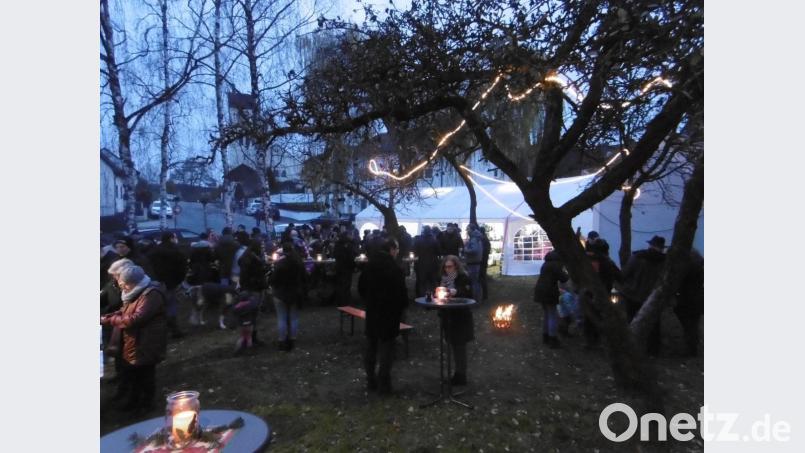 Frühe Vorfreude auf die Adventszeit dürfen die Besucher des Basars erleben. Bild: rgl