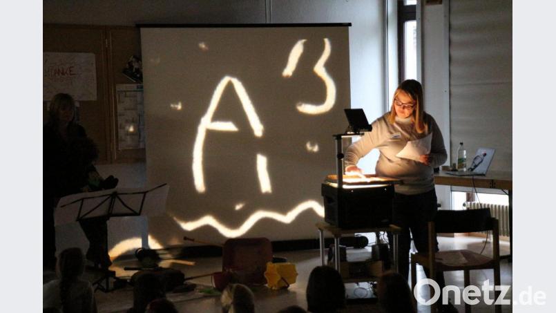 Mit Hilfe von Sand und dem Overheadprojektor entstanden Bilder aus Licht und Schatten. Cheryl Frank erzählte das Gleichnis Jesu von den Männern, die ein Haus bauen. Der eine auf festen, verlässlichem Grund, der andere auf Sand. Dessen Haus wird dann von einem Gewitter (den Stürmen des Lebens) weggespült. Bild: rpp