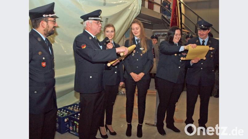 Thanheims Feuerwehrvorsitzender Marcus Färber (links) hörte sich die gereimten Bitten der Ensdorfer geduldig an, hatte aber einige Aufgaben für sie parat. Bild: sön