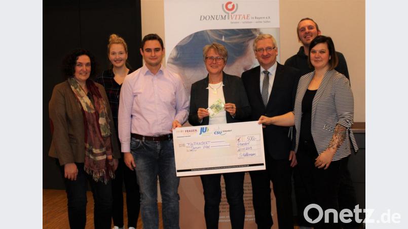 Eine Spende im Namen der CSU-Familie überreichten (von rechts) Sandra Kellermann, Hannes Heining, Johannes Reger sowie (von links) Tina Zeitler, Carolin Böckl und Matthias Fütterer an die Leiterin der Beratungsstelle Weiden, Elisabeth Schieder (Mitte). Bild: ckl