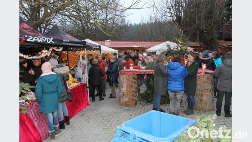 Der Adventsmarkt in Unterrehberg kommt wieder prächtig an. Bild: pi