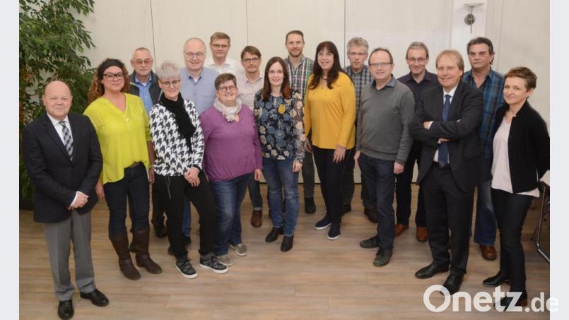 Die Nexans-Geschäftsführung ist stolz auf die Geehrten. Vorne, von links: Andreas Wolf, Alexandra Stangl, Corinna Ermer, Ruth Geyer, Gudrun Kohl, Andrea Zeitler, Richard Riedel, Wolfgang Scheideler, Maria Schmidt. Hintere Reihe von links: Robert Losch, Erhard Walter, Norbert Gleißner, Herbert Riedel, Stefan Eckert, Gerhard Zenger, Johannes Wagner und Georg Vogelgesang. Bild: Gabi Schönberger